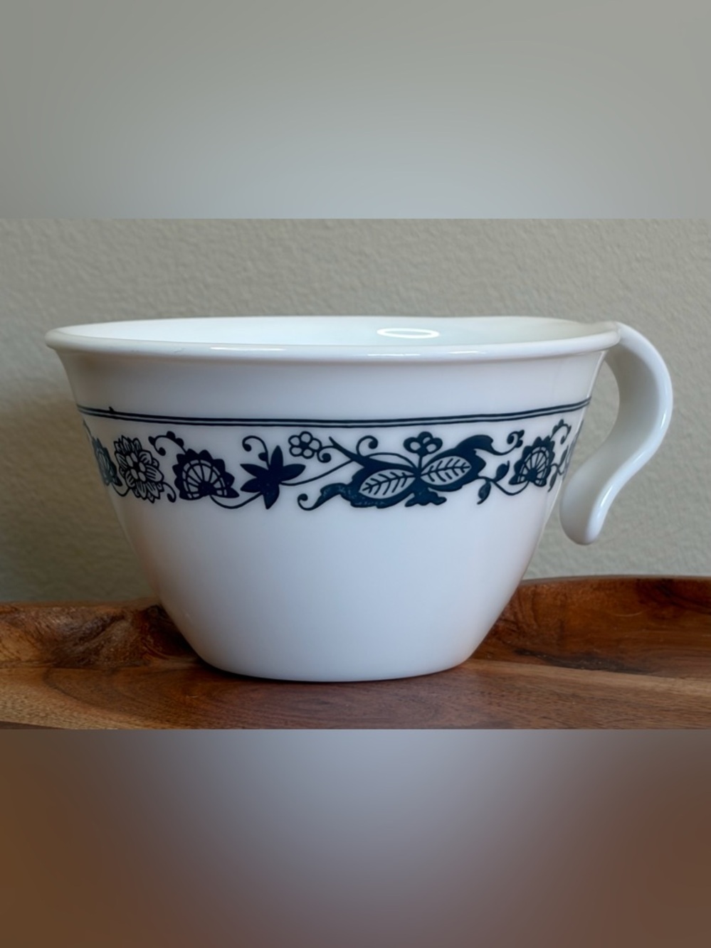 Corelle’s Old Town Blue Onion Hook Handle Cup - Picture 8 of 10